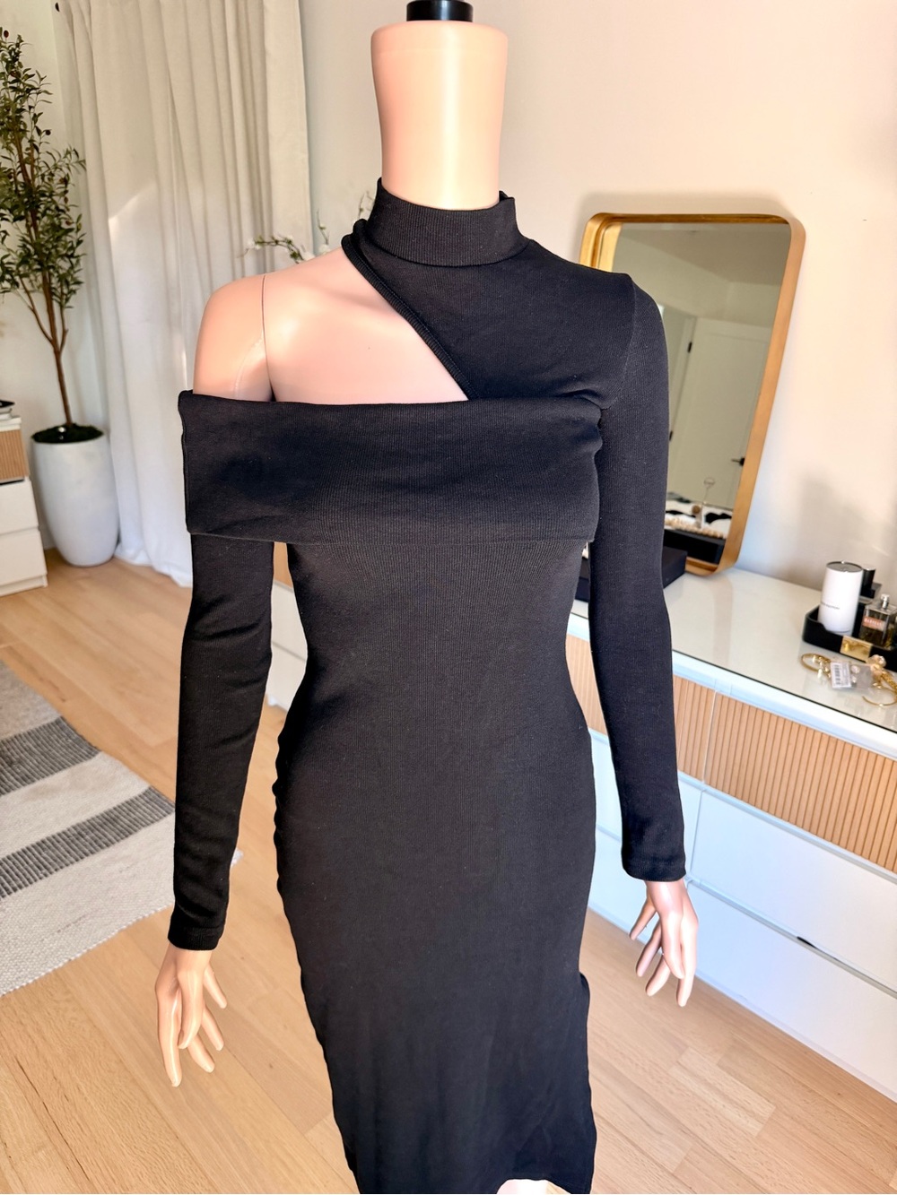 Show Po Black One-Shoulder Long Sleeve Midi Dress